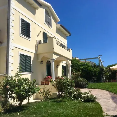 לינה וארוחת בוקר Luce אולביה